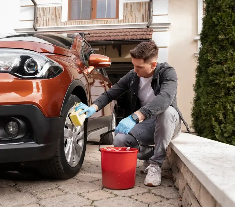 Lavage auto à domicile Limons : professionnel intervenant sur un véhicule